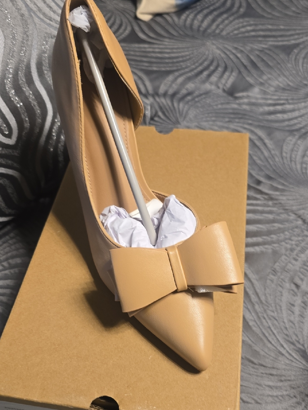 Women's Pointed-Toe Bow Pump in Beige